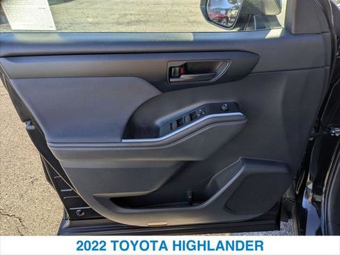 Used 2022 Toyota Highlander LE image 12