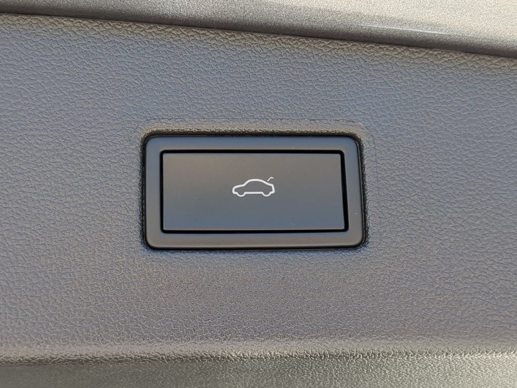 Certified 2024 Volkswagen Tiguan SE R-Line FWD image 10