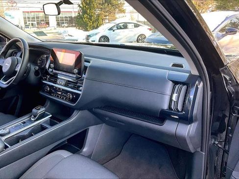 Certified 2025 Nissan Pathfinder SV image 13