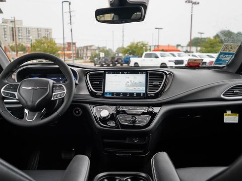 New 2026 Chrysler Pacifica Select image 17