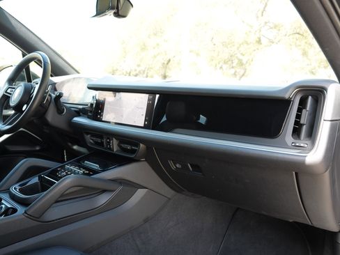 Used 2025 Porsche Cayenne AWD/4WD image 23
