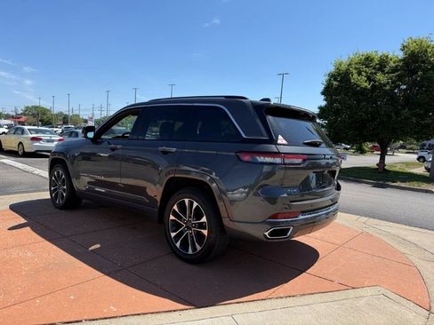 Used 2022 Jeep Grand Cherokee Overland w/ Luxury Tech Group IV AWD/4WD image 4