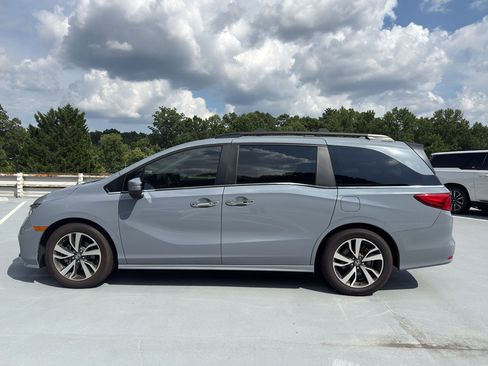 Used 2024 Honda Odyssey Touring image 3