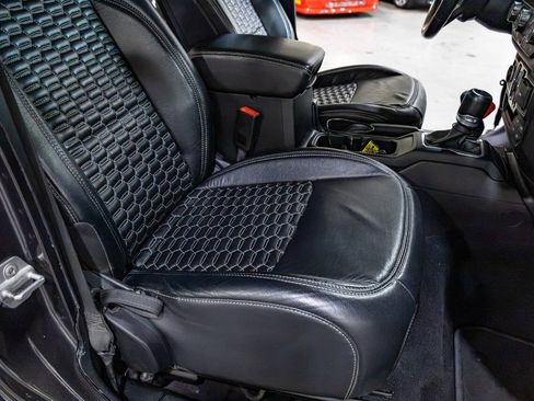 Used 2019 Jeep Wrangler Unlimited Sahara AWD/4WD image 33