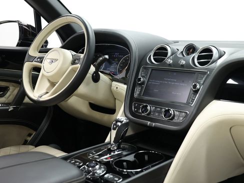 Used 2017 Bentley Bentayga AWD/4WD image 98