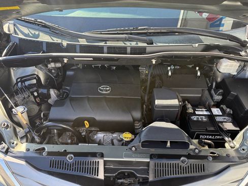 Used 2012 Toyota Sienna XLE image 23