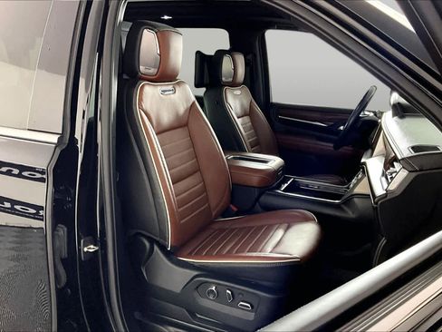 Used 2023 GMC Yukon Denali Ultimate AWD/4WD image 9