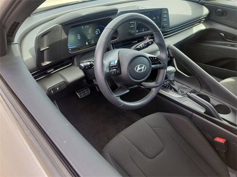 Used 2025 Hyundai Elantra Sport image 2