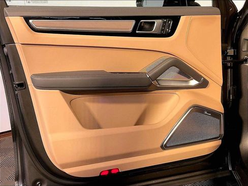 Certified 2022 Porsche Cayenne Turbo AWD/4WD image 25