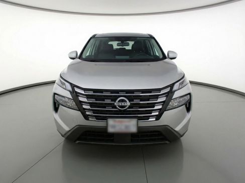 Used 2025 Nissan Rogue SV image 2