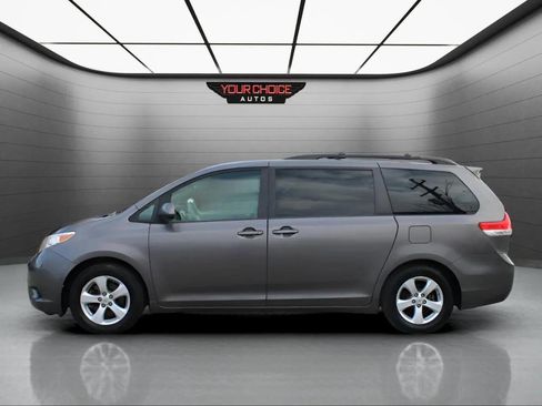 Used 2012 Toyota Sienna LE image 3