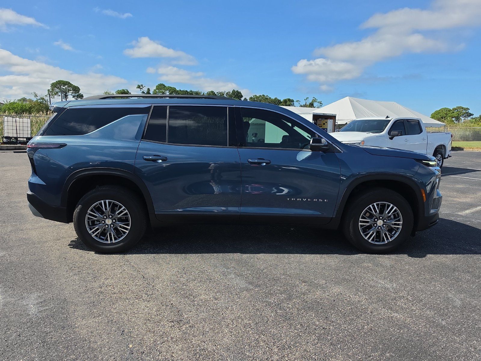 Used 2026 Chevrolet Traverse LT w/ Driver Confidence Package FWD image 2