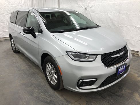 Certified 2024 Chrysler Pacifica Touring-L image 4