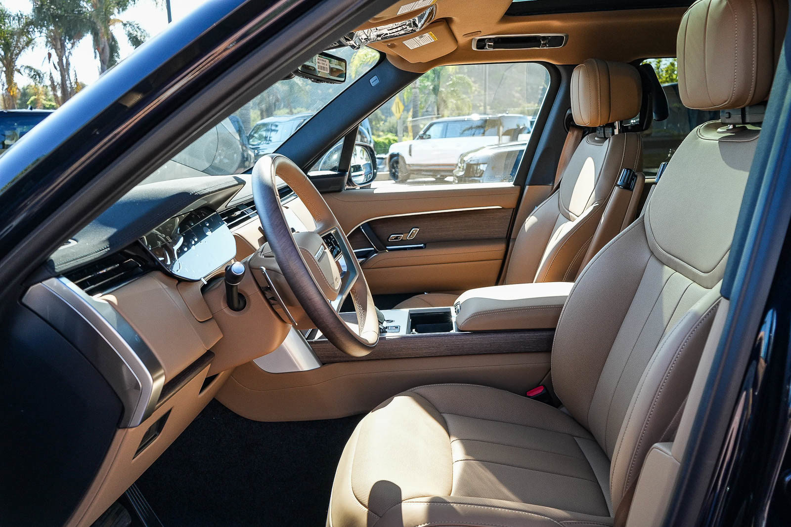 New 2026 Land Rover Range Rover Long Wheelbase SE AWD/4WD image 16