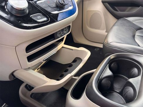 Used 2023 Chrysler Pacifica Touring-L image 25