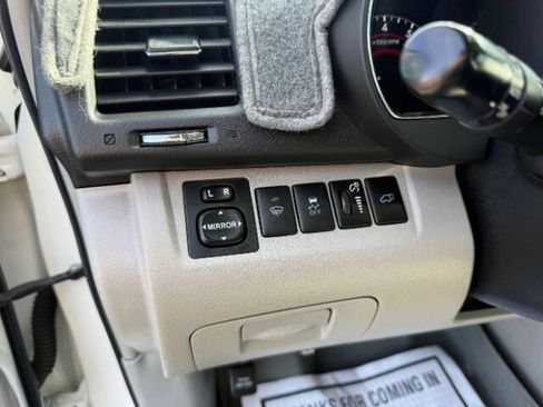 Used 2012 Toyota Highlander Limited w/ Tow Pkg FWD image 11