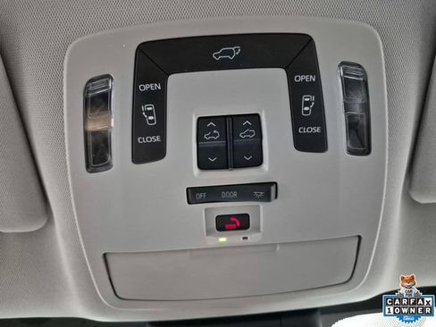 Used 2024 Toyota Sienna XLE FWD image 23