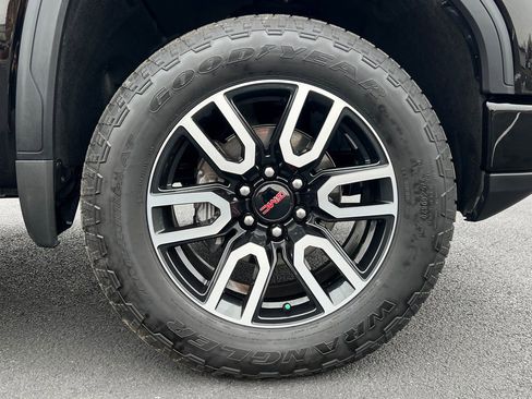 Used 2025 GMC Sierra 1500 AT4 w/ Technology Package image 18