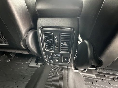 Used 2018 Jeep Grand Cherokee Limited image 31