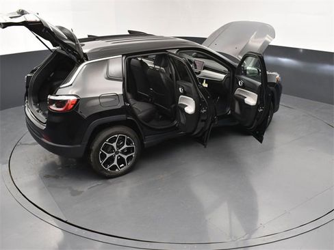 Used 2025 Jeep Compass Limited image 30