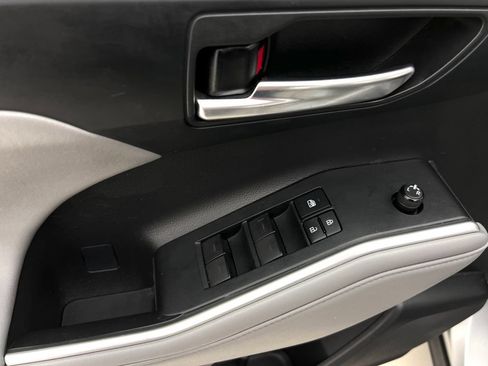 Used 2021 Toyota Highlander XLE AWD/4WD image 23