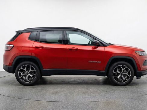 Used 2025 Jeep Compass Limited image 11