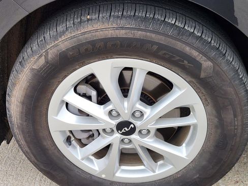 Used 2024 Kia Carnival LX image 31