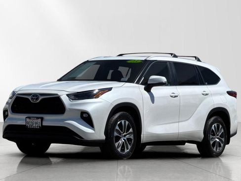 Used 2023 Toyota Highlander XLE image 7
