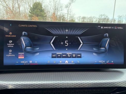 Used 2025 BMW 330i xDrive Sedan w/ Convenience Package image 36