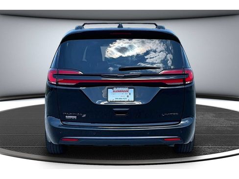 Certified 2025 Chrysler Pacifica Limited FWD image 6