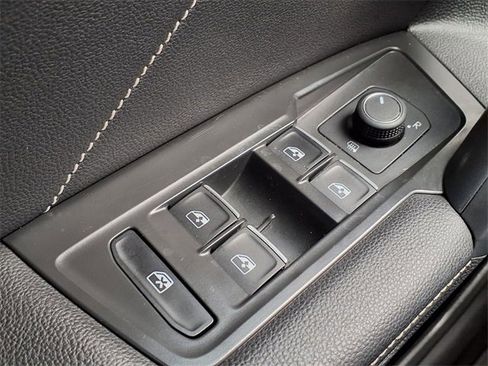 Used 2023 Volkswagen Tiguan SE image 24