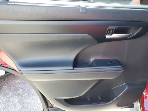 Used 2025 Toyota Highlander XLE image 10