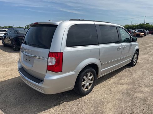 Used 2012 Chrysler Town & Country Touring w/ Entertainment Group #1 FWD image 3