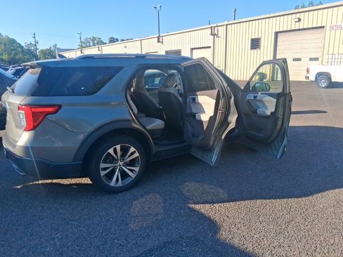 Used 2020 Ford Explorer Platinum w/ Premium Technology Package AWD/4WD image 16