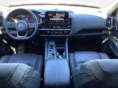 Used 2025 Nissan Pathfinder SL image 4