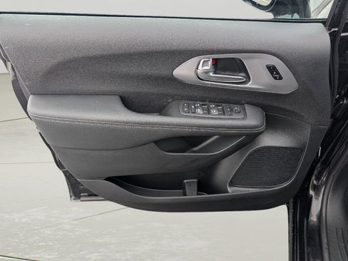 Used 2026 Chrysler Pacifica Limited w/ S Appearance Package image 9