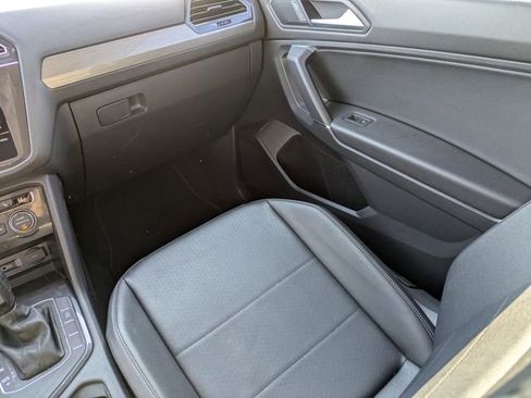 Used 2020 Volkswagen Tiguan SE image 17