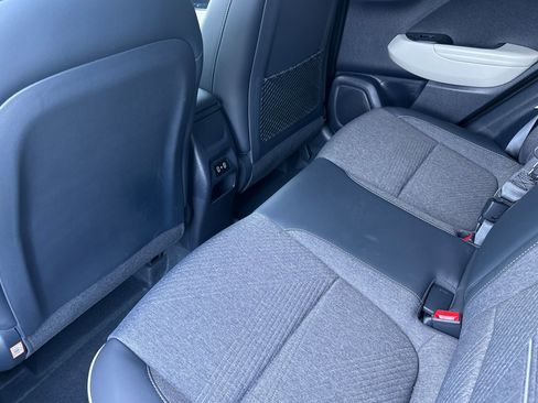 Used 2025 Hyundai Venue Limited image 12