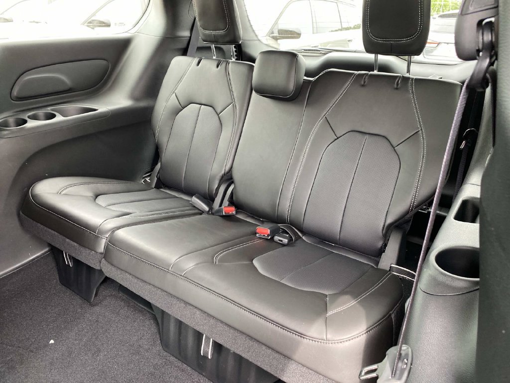 New 2027 Chrysler Pacifica Select FWD image 8