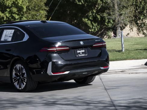 New 2026 BMW i5 eDrive40 image 6