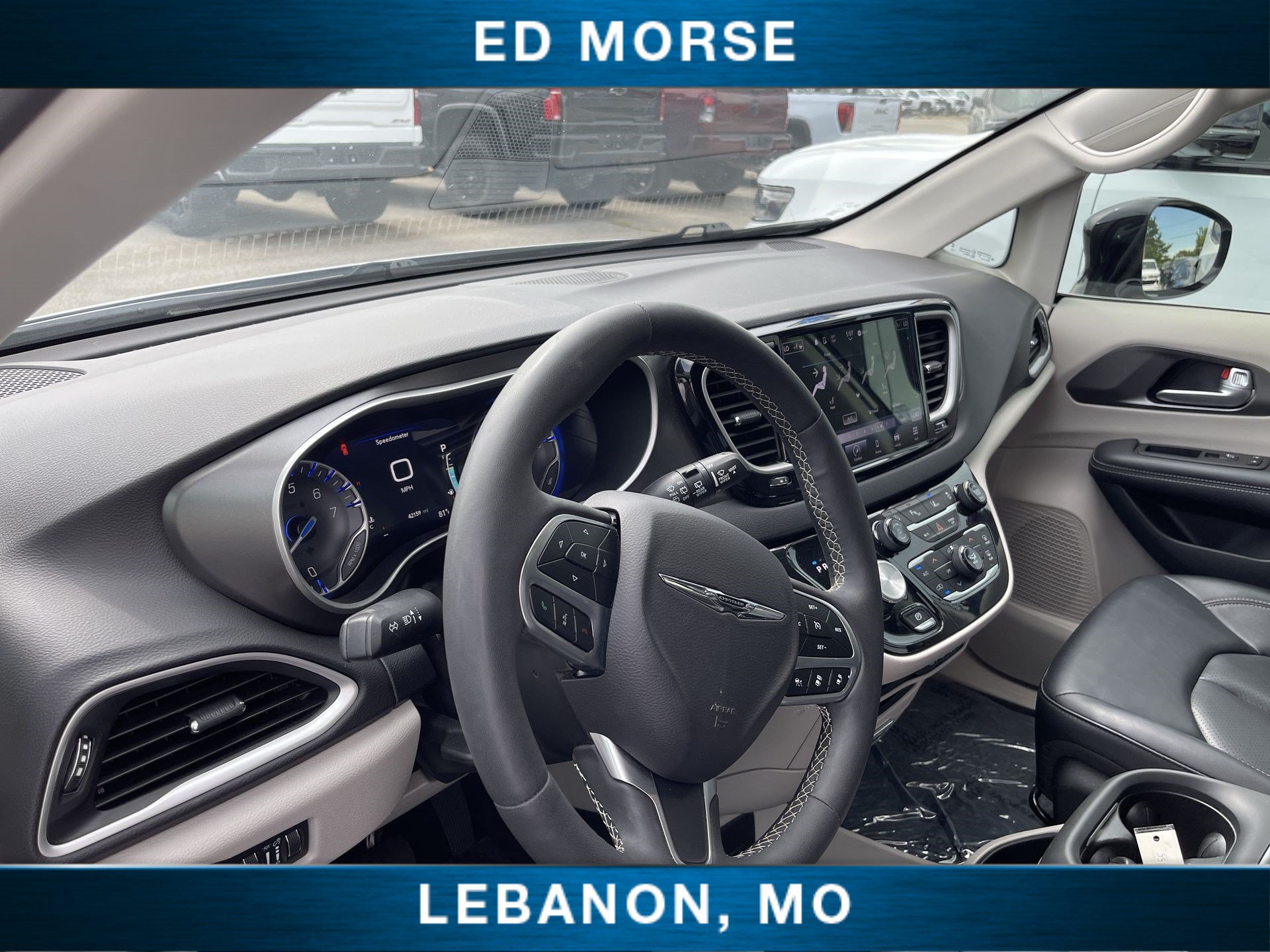 Used 2024 Chrysler Pacifica Touring-L FWD image 10