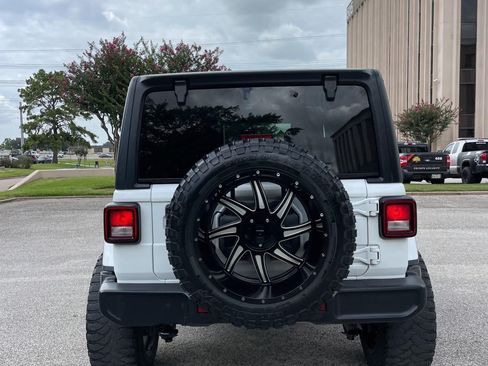 Used 2020 Jeep Wrangler Unlimited Sahara AWD/4WD image 4