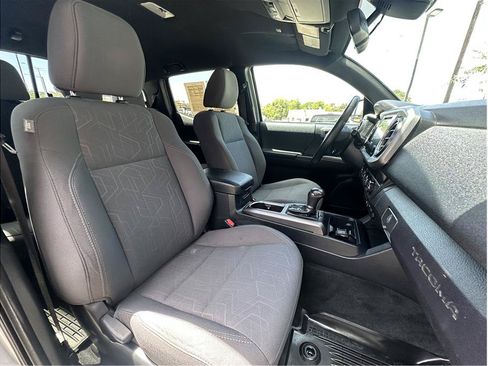 Used 2019 Toyota Tacoma TRD Sport w/ Technology Package AWD/4WD image 4