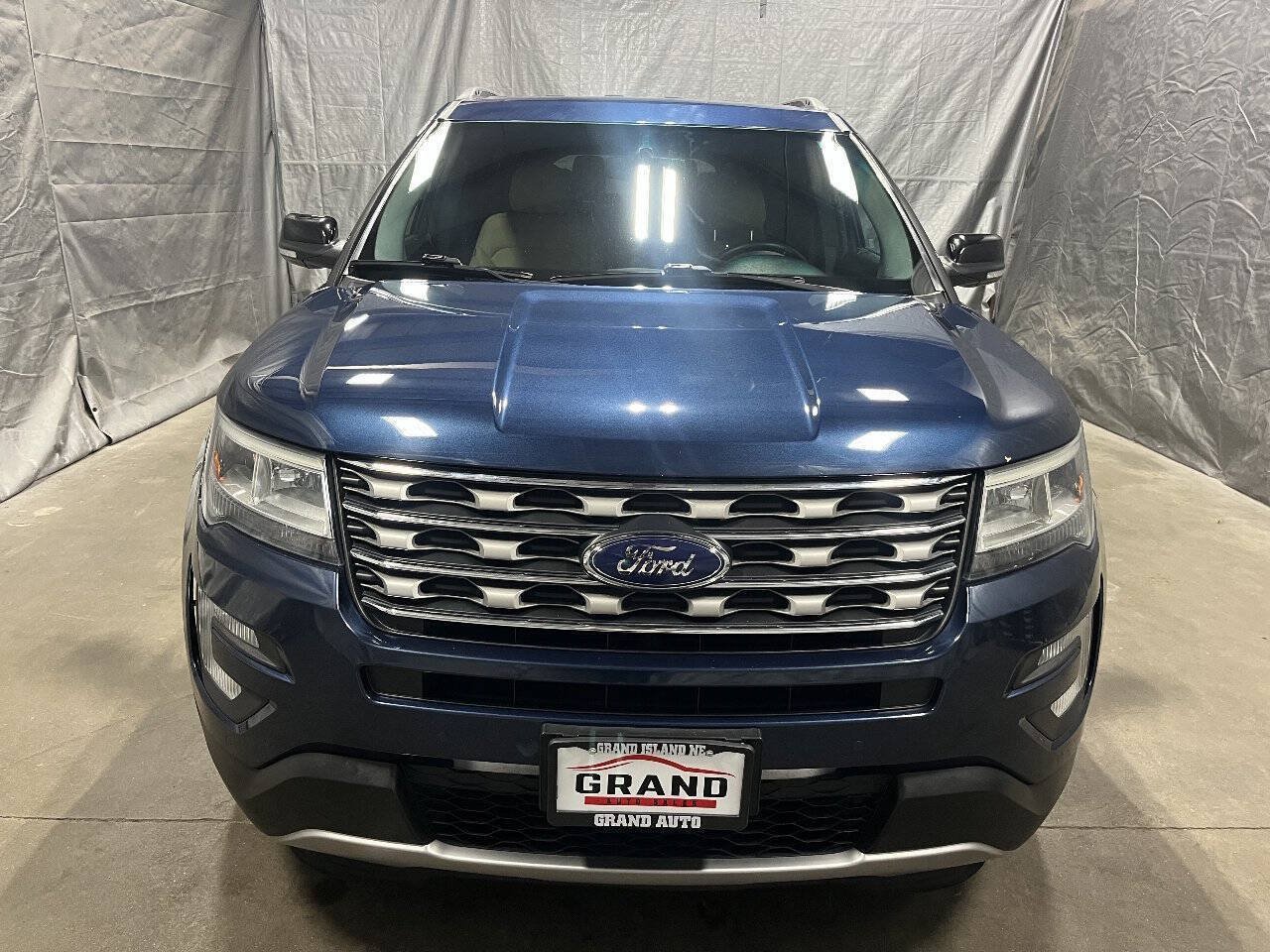 Used 2016 Ford Explorer XLT w/ Equipment Group 202A FWD image 2