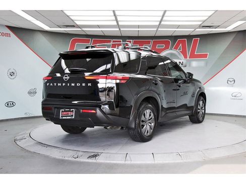 Used 2025 Nissan Pathfinder SV image 5