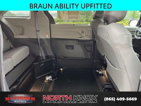 Used 2024 Toyota Sienna XLE w/ XLE Plus Package FWD image 22