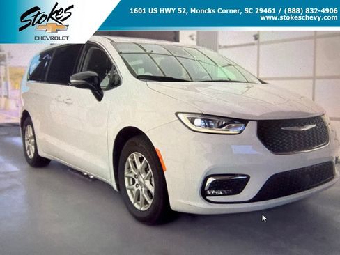 Used 2024 Chrysler Pacifica Touring-L FWD image 1