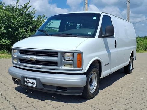 Used 2002 Chevrolet Express 2500 w/ Convenience Pkg 2 RWD image 2