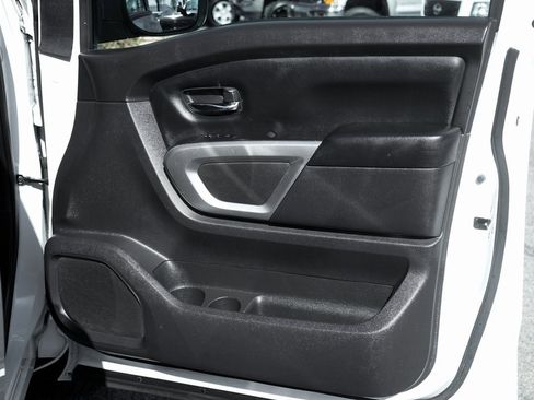 Used 2021 Nissan Titan SV image 34