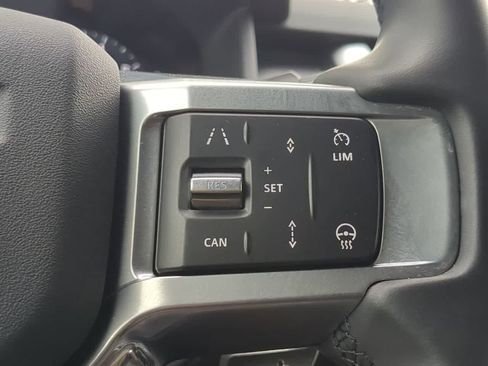 Used 2025 Land Rover Discovery Dynamic SE AWD/4WD image 27